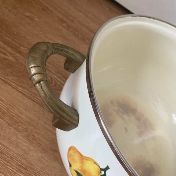 Vintage Metro Porcelain Enameled stockpot with fruit design & brass handles - Picture 6 of 7
